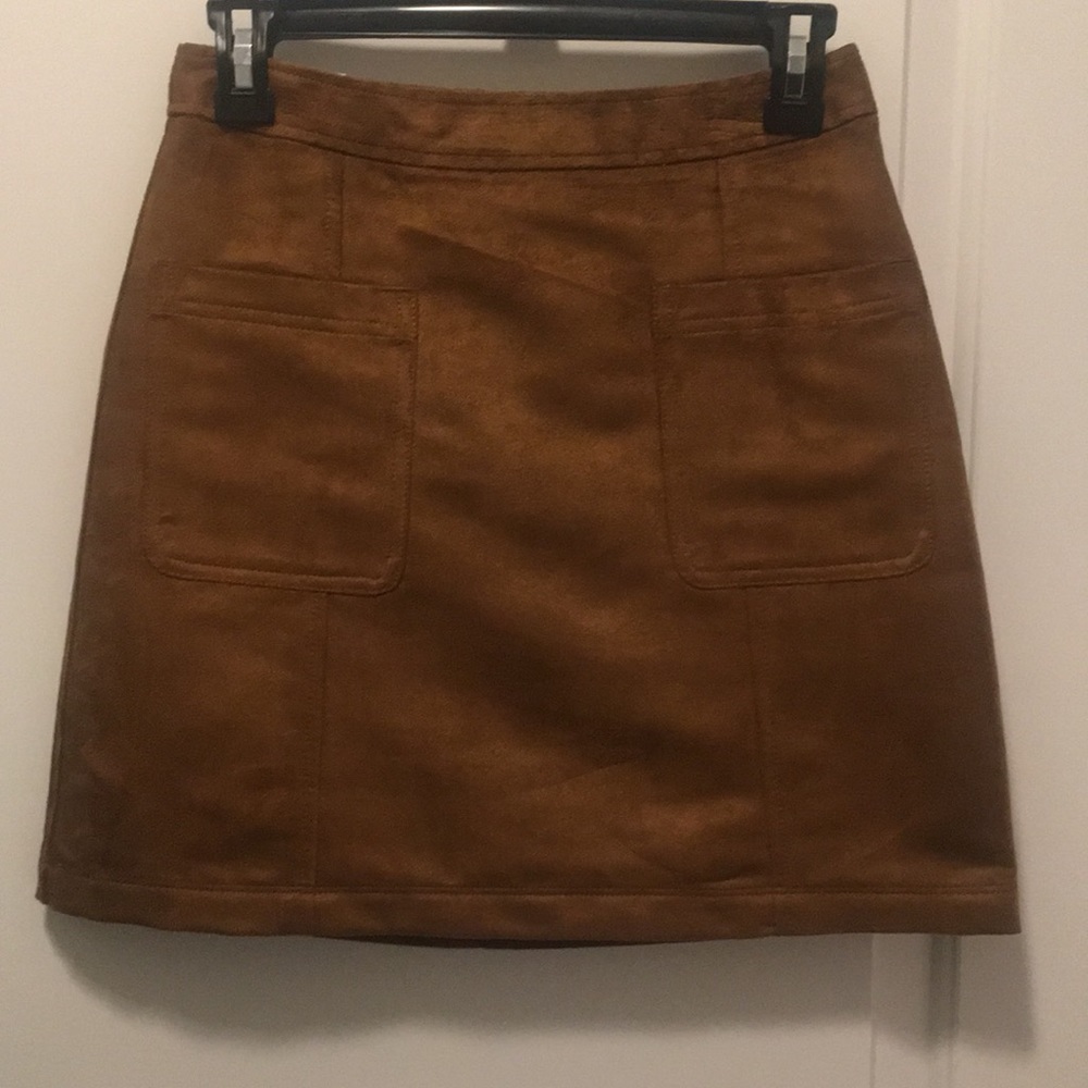 Old Navy suede tan skirt with front pockets